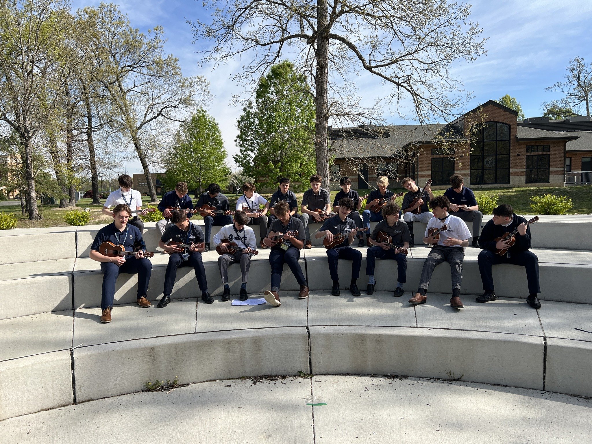 🎶 Mr. Muller's Ukulele class took advantage of the beautiful day and took their tunes outdoors at the Class of 2022 Amphitheater.  They spent the picture-perfect period under the sun brushing up on the alma mater!

#ItsAlwaysSunnyinRichland ☀️
