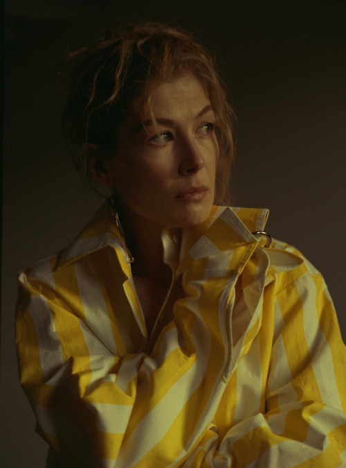 entertainingtheidea :
Rosamund Pike has been to star in an untitled project that will tell the story of Marie Colvin , the American reporter who died while covering the siege of Homs in Syria. Specializing in the Middle East, Colvin also covered conflicts in Chechnya, Kosovo, Sierra Leone, Zimbabwe, and Sri Lanka. In 1999 in East Timor, she was credited with saving the lives of 1500 women and children from a compound besieged by Indonesian-backed forces. Refusing to abandon them, she stayed with a United Nations force, reporting in her newspaper and on television. She won the International Women’s Media Foundation award for Courage in Journalism for her coverage of Kosovo and Chechnya. Colvin wore an eye-patch after losing the sight in her left eye due to a blast by a Sri Lankan Army rocket-propelled grenade in 2001, while crossing from a LTTE controlled area to a Government controlled area. She was also attacked even after calling out “journalist, journalist!” while reporting on the Sri Lankan Civil War; despite sustaining serious injuries, Colvin, who was fourty-four at the time, managed to write a 3000 word article on time to meet the deadline. In 2011, while reporting on the Arab Spring in Tunisia, Egypt and Libya, she was offered an opportunity to interview Muammar Gaddafi, along with two other journalists that she could nominate. Colvin noted the importance of shining a light on “ humanity in extremes, pushed to the unendurable ”, stating: “ My job is to bear witness. I have never been interested in knowing what make of plane had just bombed a village or whether the artillery that fired at it was 120mm or 155mm .” Cartel Land ’s Matthew Heineman will direct from a script by Arash Amel based on Marie Brenner’s Vanity Fair article, Marie Colvin’s Private War .