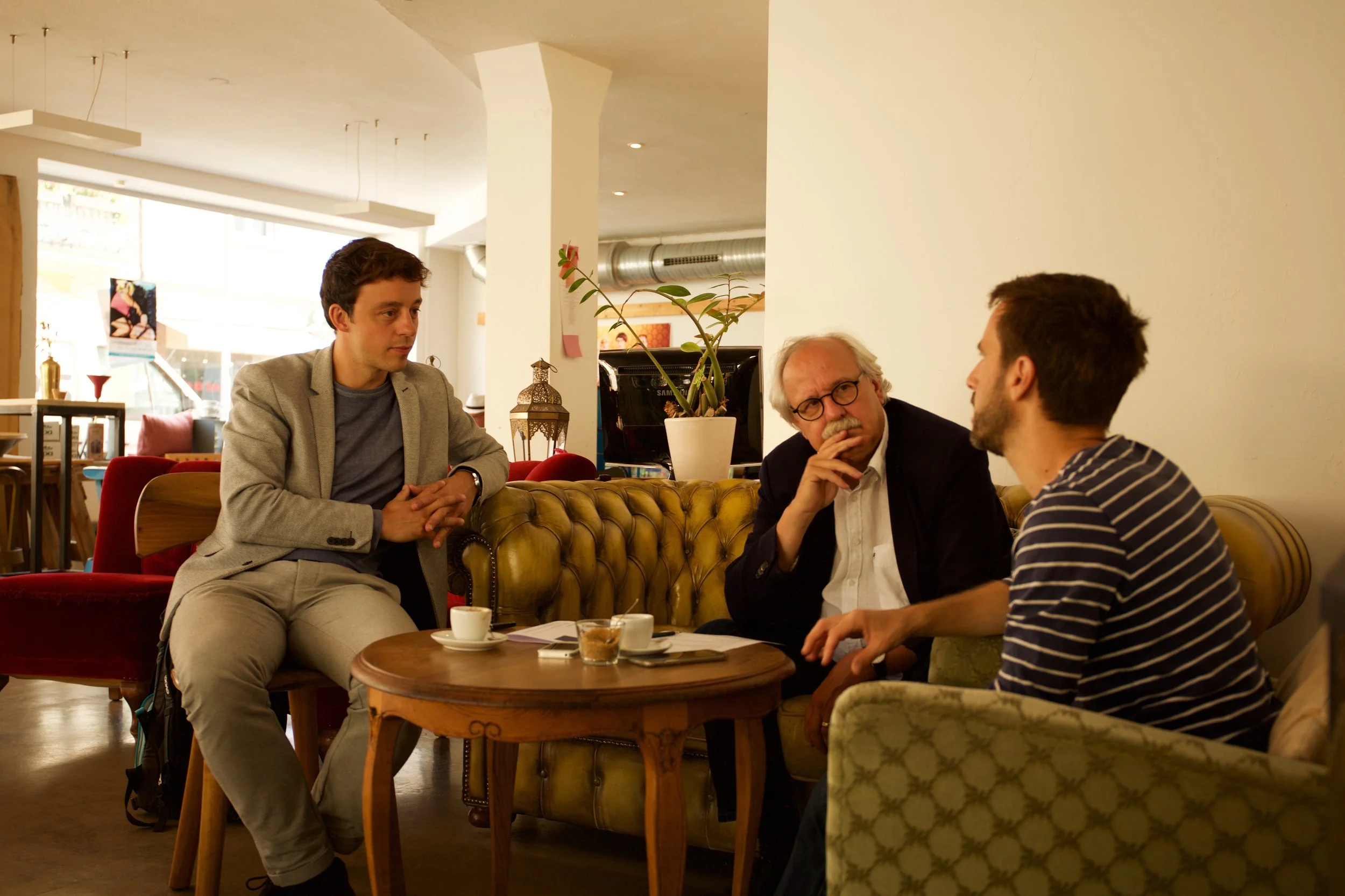 Philippe Merz und Frank Obergfell (Thales-Akademie) im Gespräch mit Jörn Schinzler, Gründer von Ich und Du Pflege (rechts)