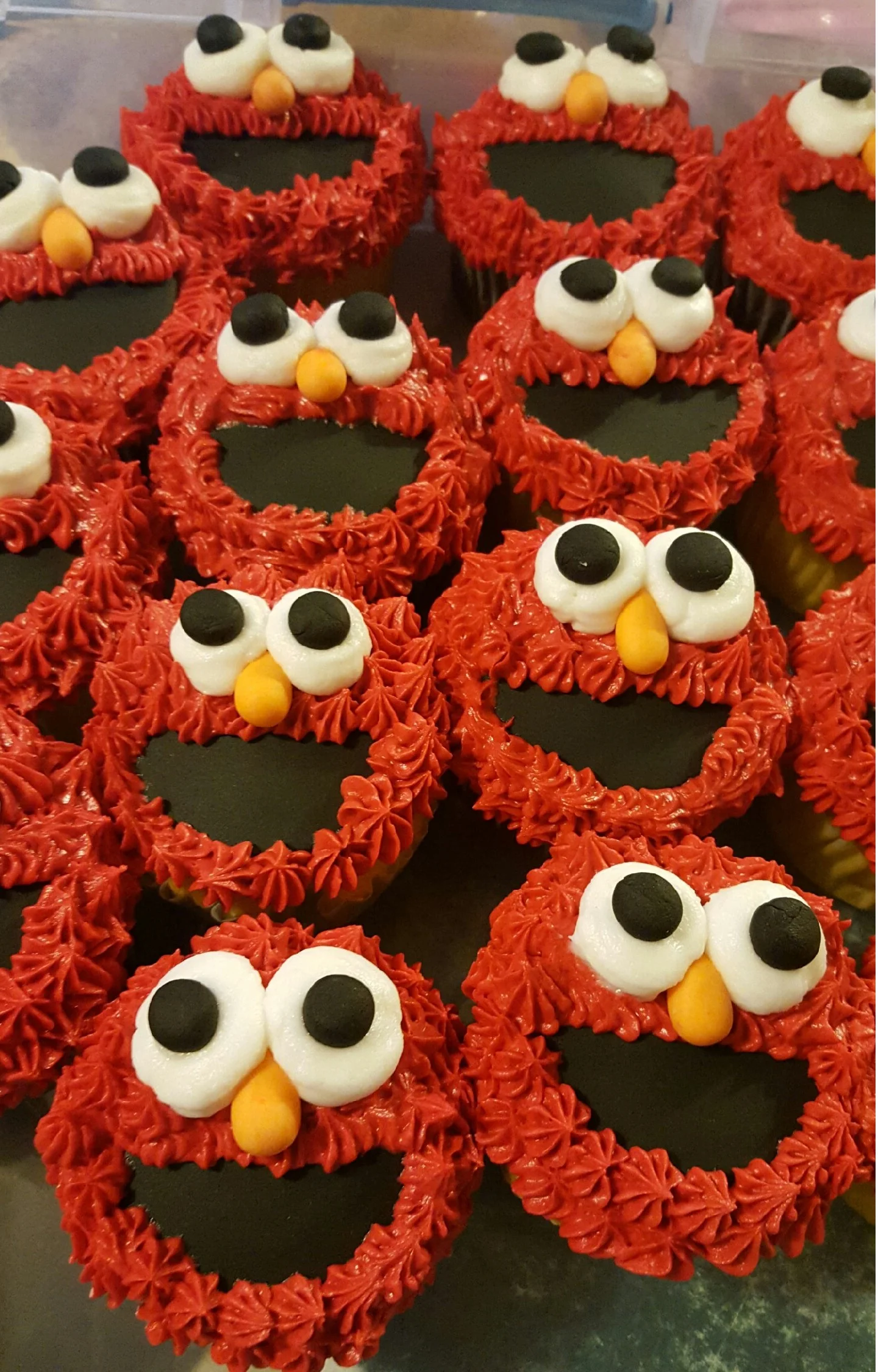 elmocupcakes.jpg