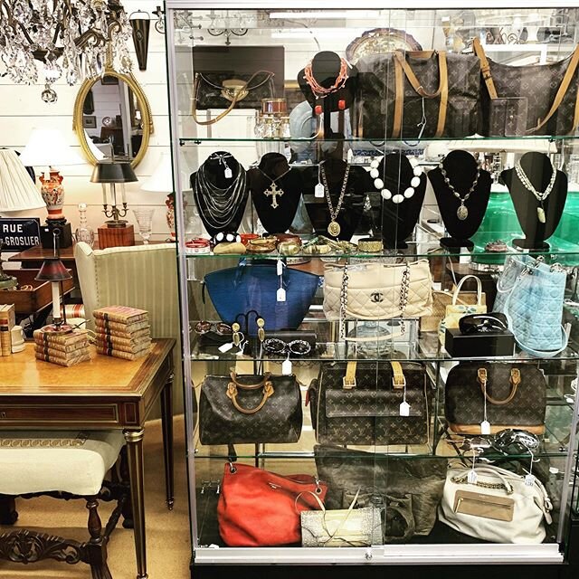 Vintage decor and fashion, the perfect mix!  #yeahthatgreenville #vintagefashion #louisvuitton #vintagelv #vintagelouisvuitton #handbags #antiques #antique #decor #gvltoday #whatsgoingongvl