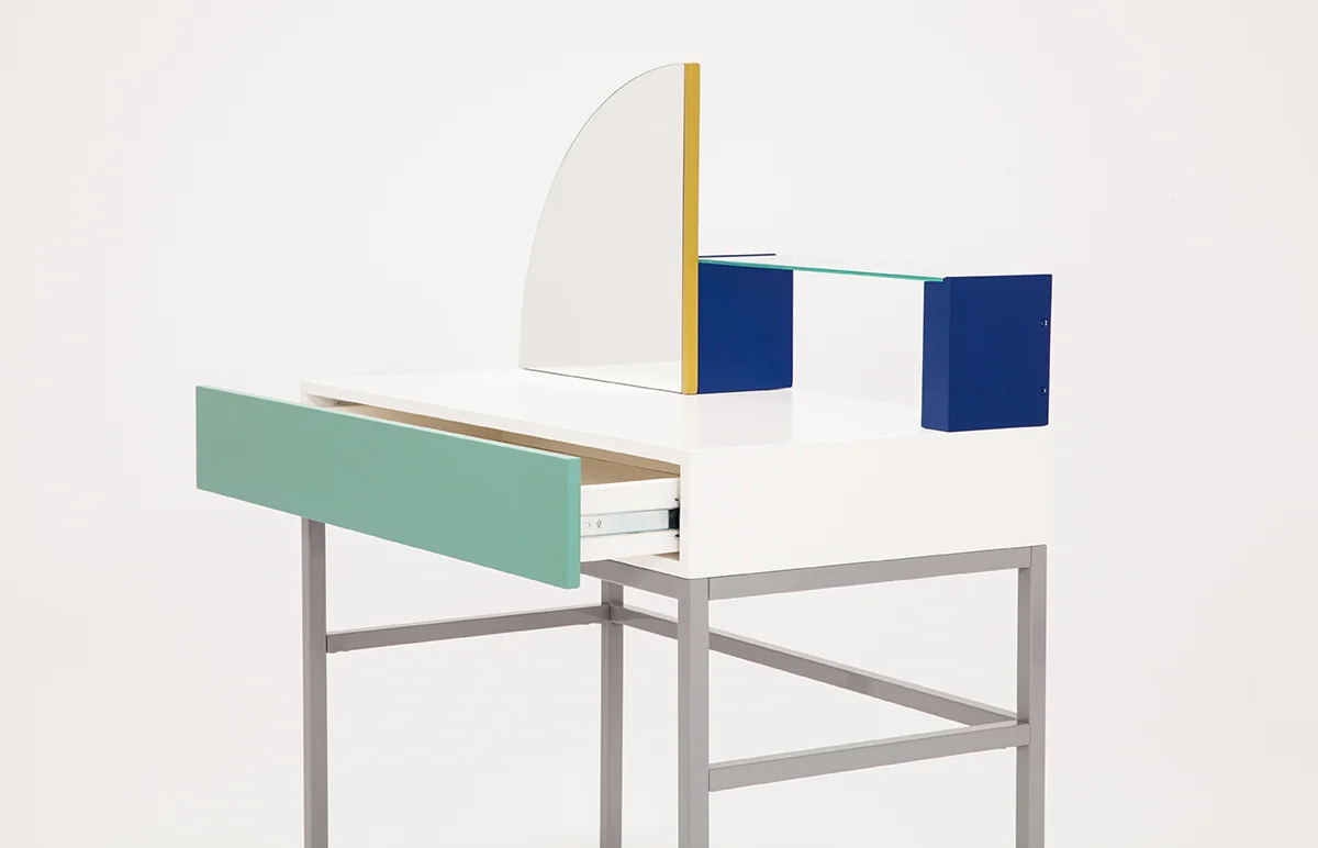 EQ3-ASSEMBLY-DRESSING-TABLE-03-zoemowat.jpg
