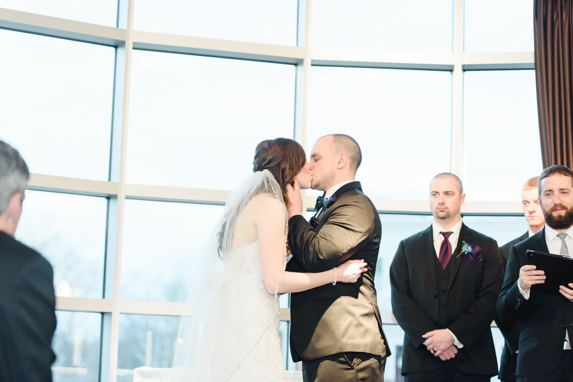ceremony-kiss-a-ohio-lighting-ocf-columbus-wedding-couple-bridal-creekside-conference-indoor-roxanna-sue-photos-ohio-photography-1.jpg