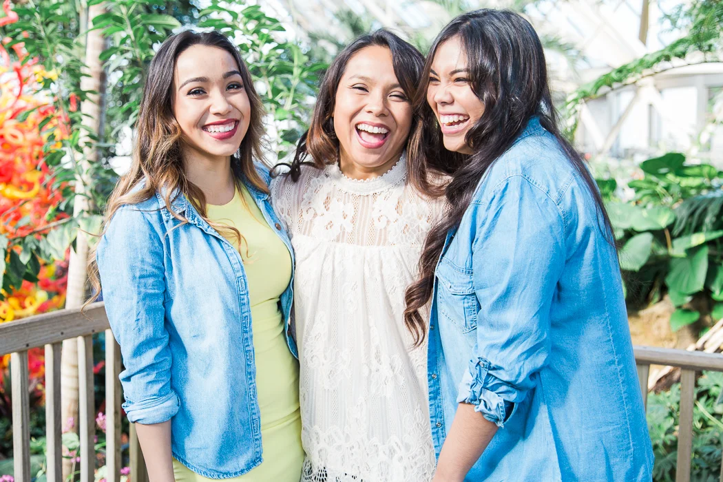 franklinparkconservatoryfamilyofthreesisterscolumbusfamilyphotography-1.jpg