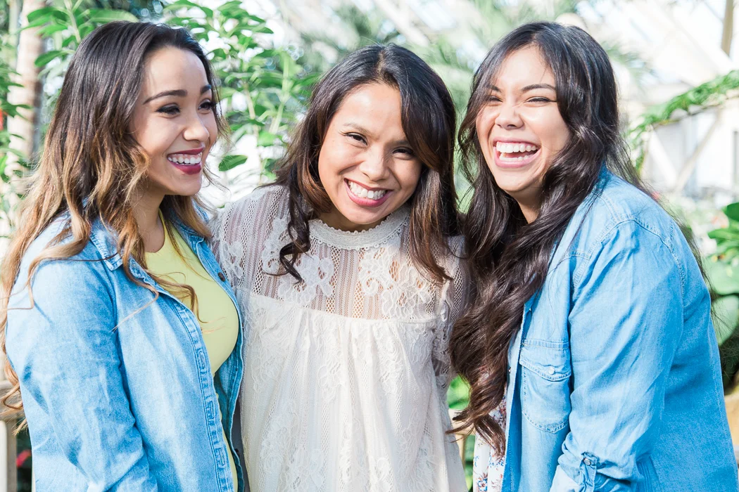 franklinparkconservatorylaughingfamilyofthreesisterscolumbusfamilyphotography-1.jpg