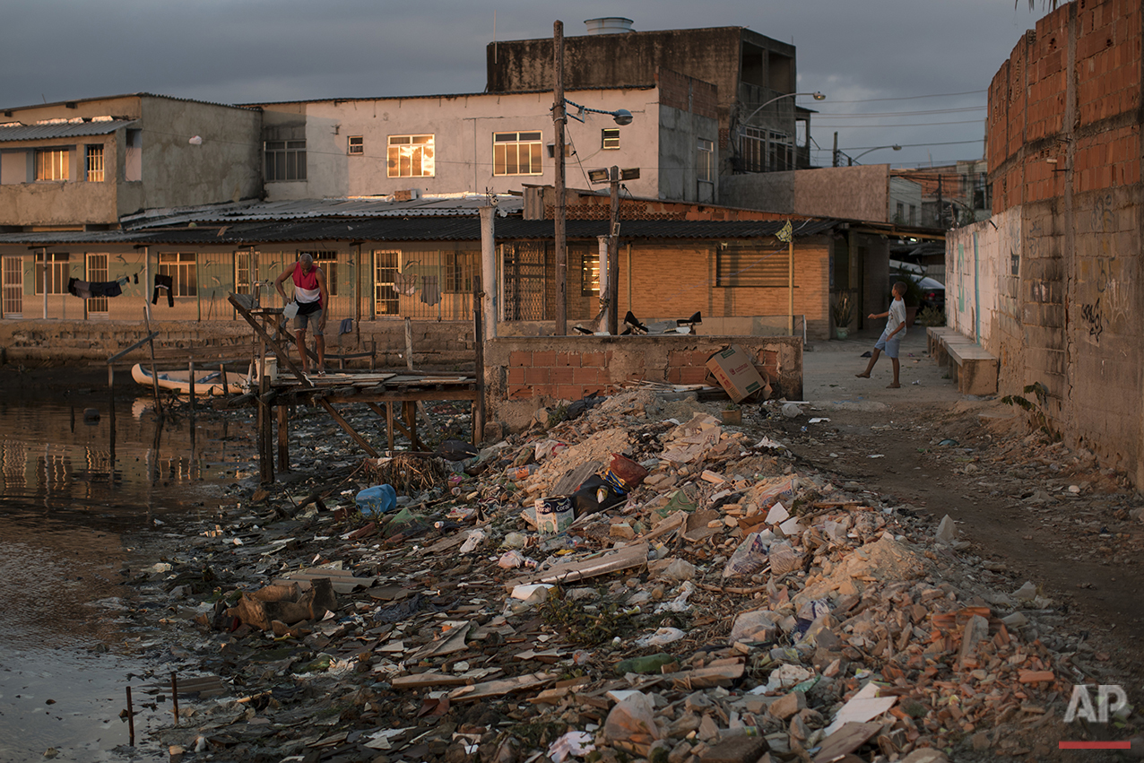  Houses sit next to a heavily polluted shore in Guanabara bay in Rio de Janeiro, Saturday, July 30, 2016. (AP Photo/Felipe Dana) 