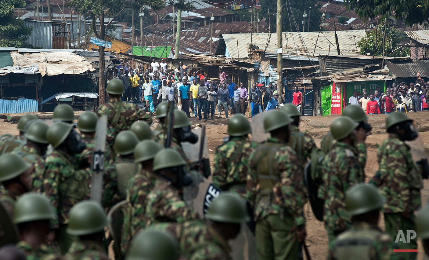  Kenyan police prepare to charge as they engage in running battles between police firing tear gas and protesters throwing rocks, in the Kibera slum of Nairobi, Kenya Monday, May 23, 2016. Kenya's police shot, beat and tear gassed opposition demonstra