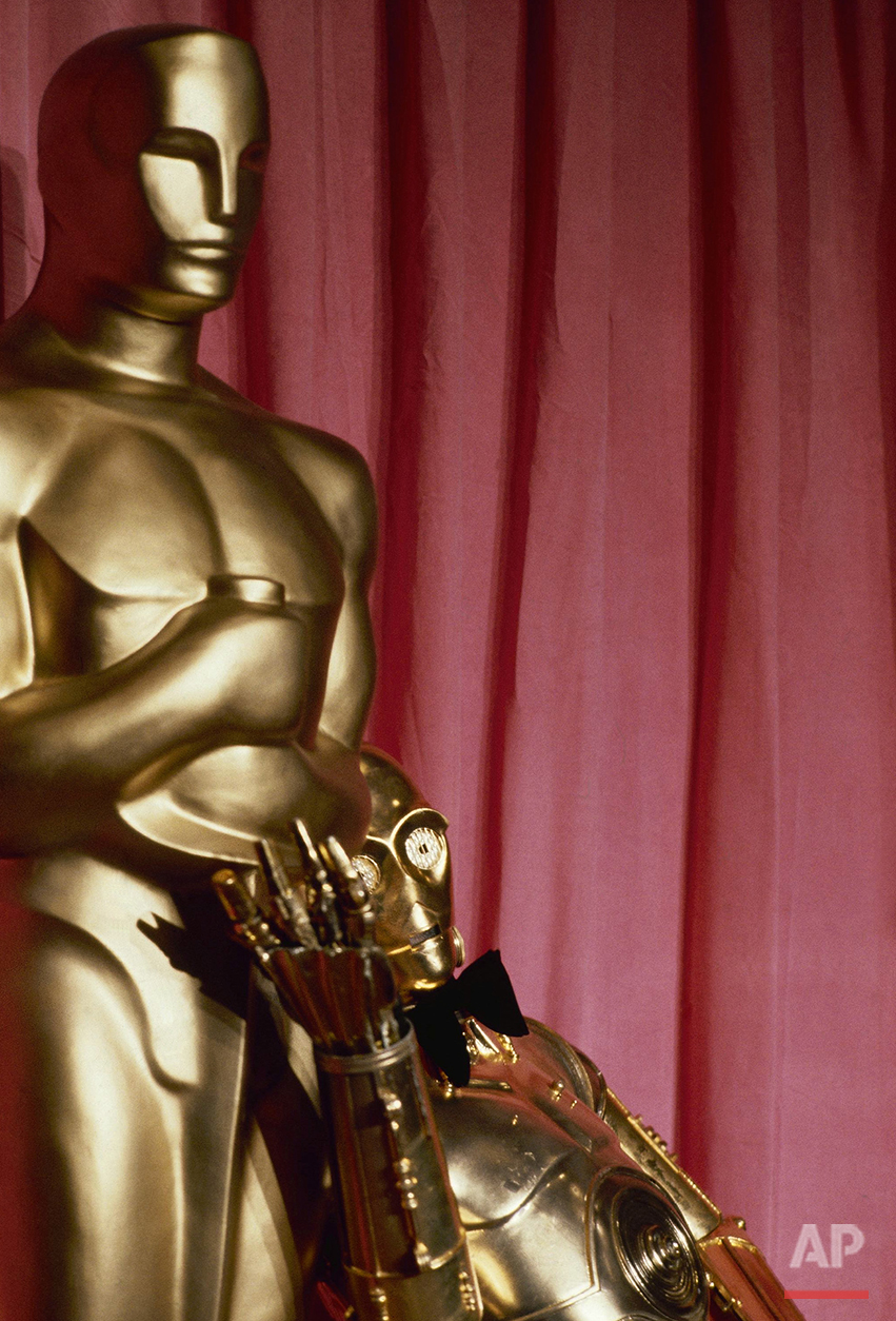  C-3PO, the robot character from the fictional Star Wars universe, is shown in front of  a giant Oscar at the 50th Academy Awards in Los Angeles, April 3, 1978. (AP Photo) 