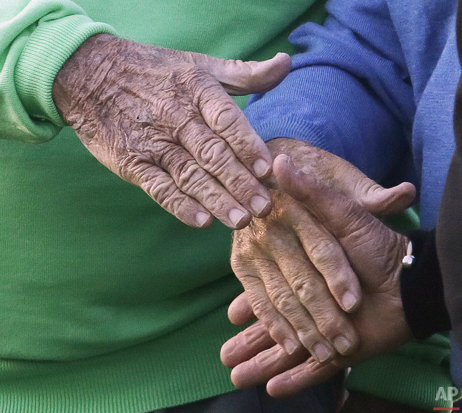 From left, Arnold Palmer, Jack Nicklaus and Gary Player shake hands after hitting ceremonial drives on the first tee during the first round of the Masters golf tournament Thursday, April 10, 2014, in Augusta, Ga. (AP Photo/Charlie Riedel)
