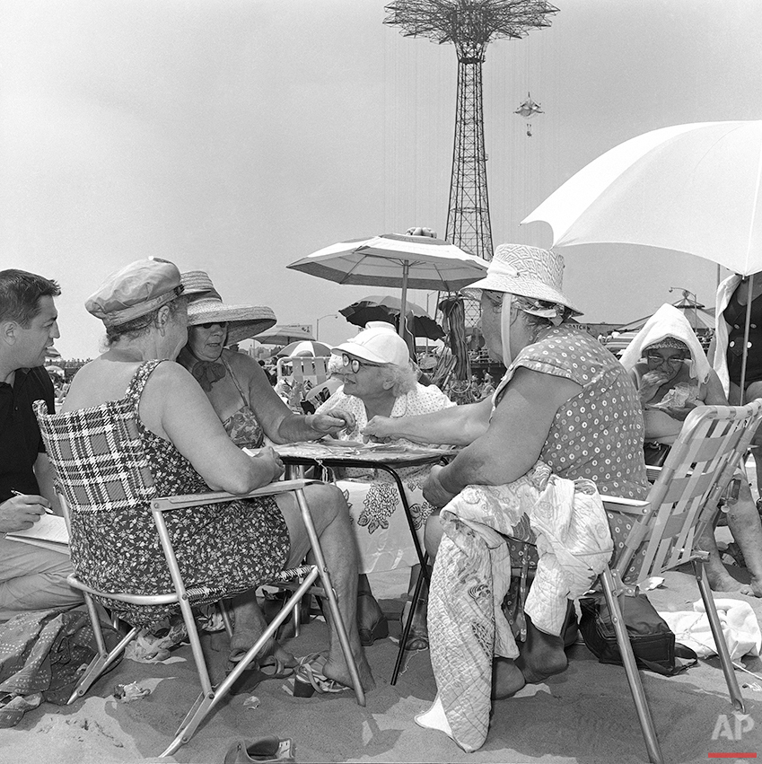  Within feet of the cool Atlantic surf four women play a hot game of gin rummy on the sands of Coney Island, New York on July 23, 1961. (AP Photo/Jack Kanthal) 