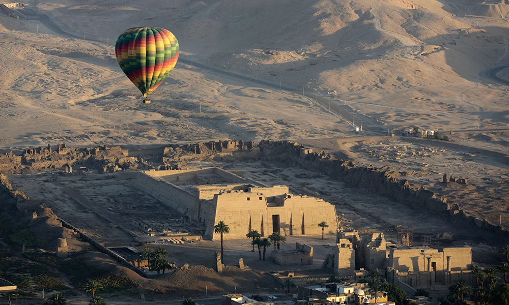 49 رحلة بالون طائر تستقبل 1300 سائح في سماء الأقصر
