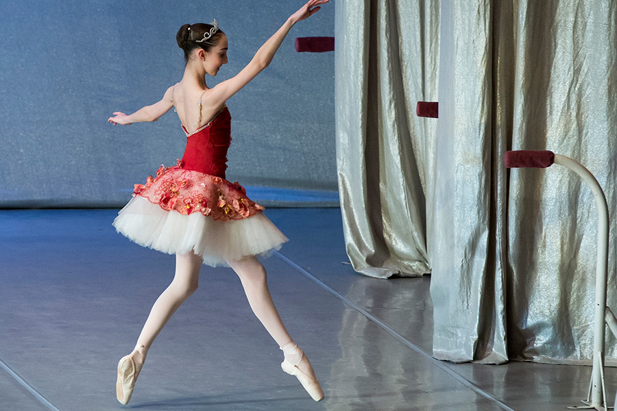 stun legeplads ecstasy US teen pursues ballerina dream at Russia's Bolshoi Academy — AP Photos