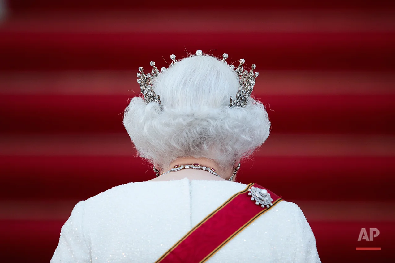 Britain's Queen Elizabeth II arrives for an official state dinner, in front of Germany's President Joachim Gauck's residence Bellevue Palace in Berlin, Wednesday, June 24, 2015. Queen Elizabeth II and her husband Prince Philip are on an official visit to Germany until Friday, June 26. (AP Photo/Markus Schreiber)