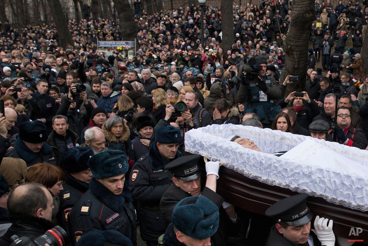  People follow the coffin of Boris Nemtsov during a farewell ceremony at the Sakharov center in Moscow, Russia, Tuesday, March 3, 2015. Mourners are lining up outside a Moscow human rights center for the funeral of murdered Nemtsov. a charismatic Rus