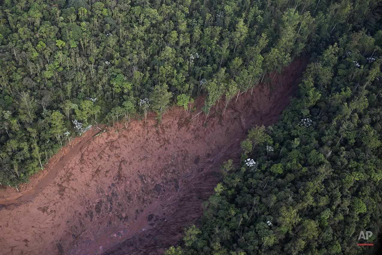  Aerial view of a mudslide after a dam burst on Thursday, at the small town of Bento Rodrigues in Minas Gerais state, Brazil, Friday, Nov. 6, 2015. (AP Photo/Felipe Dana) 
