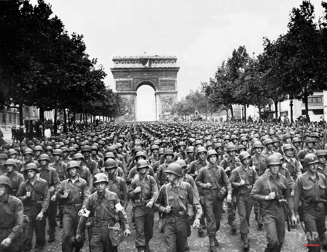 جنود أميركيون في فرنسا بعد تحريرها من النازية (أ ب)