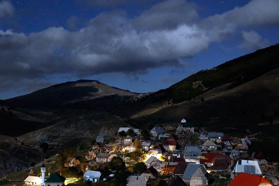 Bosnians mark Eid high up on a mountain