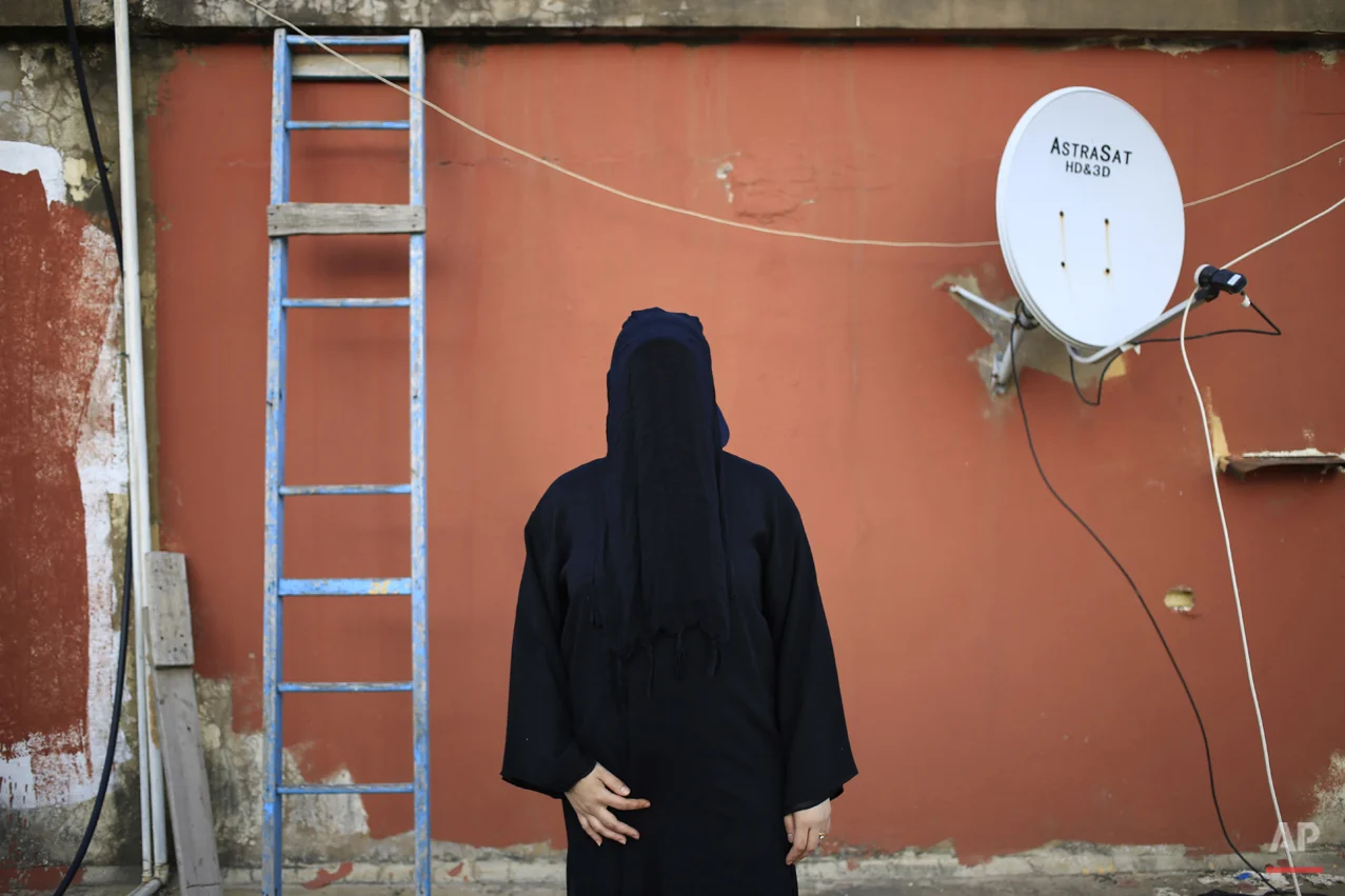Mideast Behind the Niqab Photo Essay