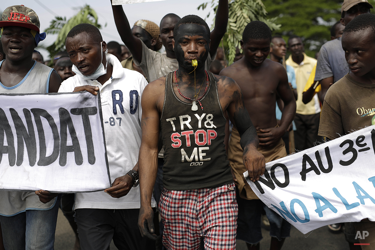  Demonstrators walk in the Musaga neighborhood of Bujumbura, Burundi, Friday May 1, 2015. Anti-government street demonstrations continued for a sixth day in protest against the move by President Pierre Nkurunziza to seek a third term in office. (AP P
