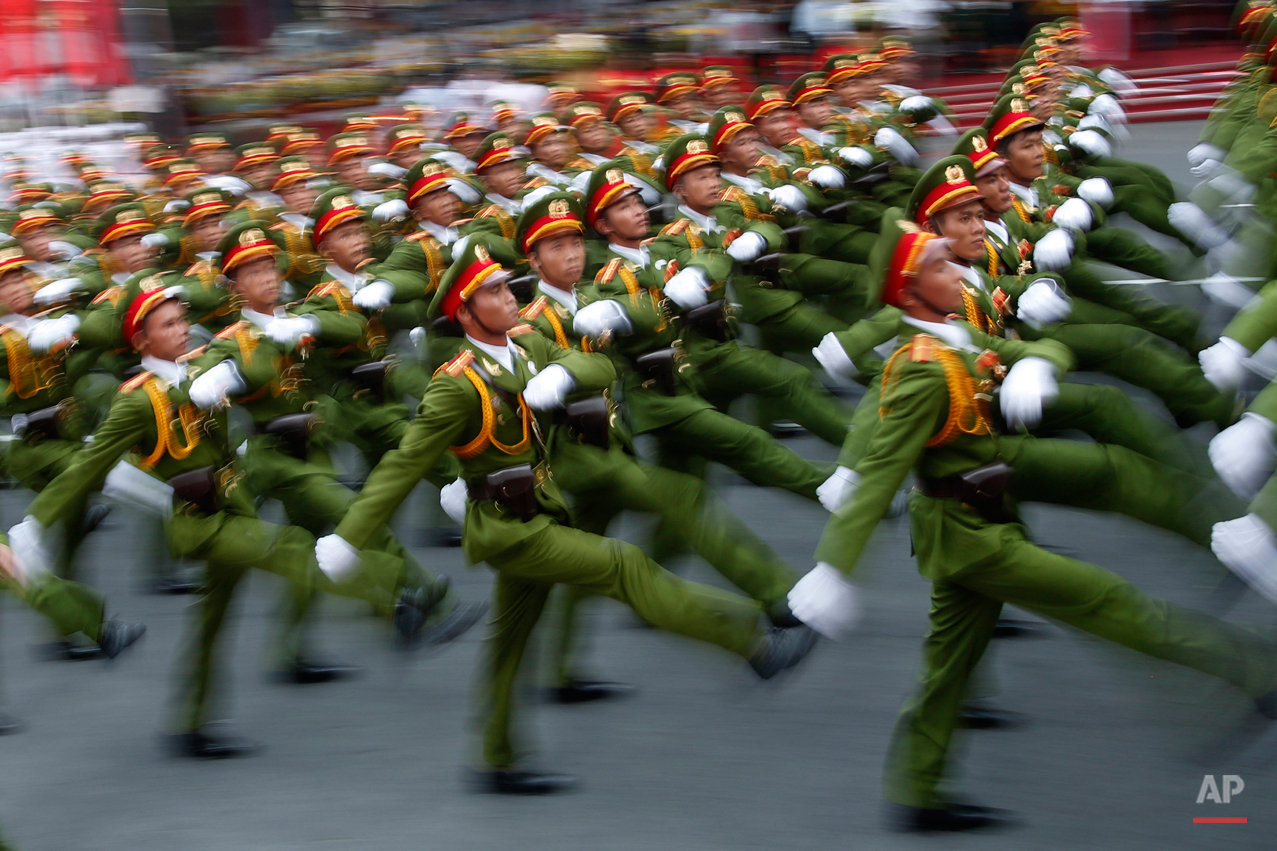 Армия Вьетнама численность. Военные маршируют трава. Армии азиатских стран. Фонарики армии разных стран.