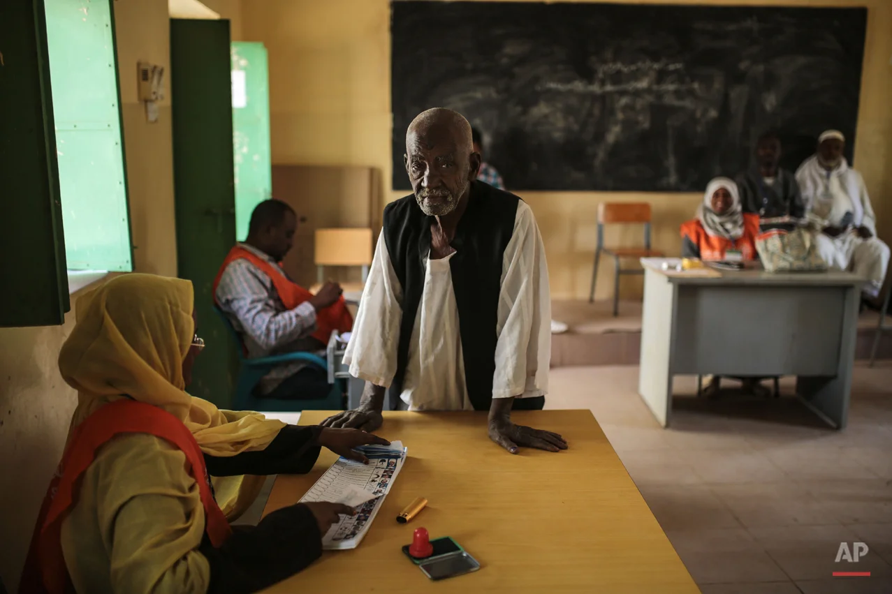  A Sudanese man waits to cast his vote at a polling station on the first day of Sudan's presidential and legislative elections, in Izba, an impoverished neighborhood on the outskirts of Khartoum, Sudan, Monday, April 13, 2015. (AP Photo/Mosa'ab Elsha