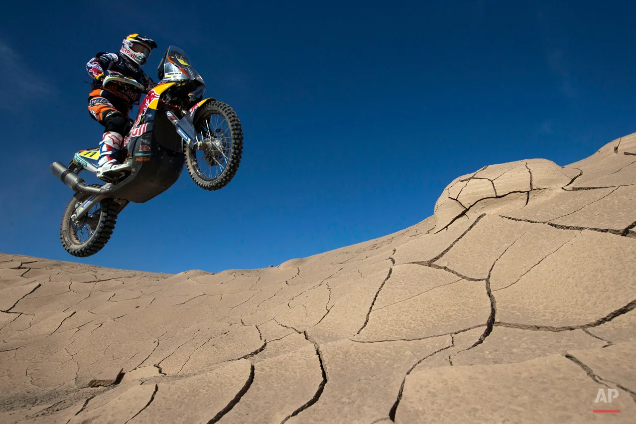 KTM rider Ruben Faria of Portugal races during the sixth stage of the Dakar Rally 2015 between the cities of Antofagasta and Iquique, Chile, Friday, Jan. 9, 2015. The race will finish on Jan. 17, passing through Bolivia and Chile before returning to Argentina where it started. (AP Photo/Felipe Dana)