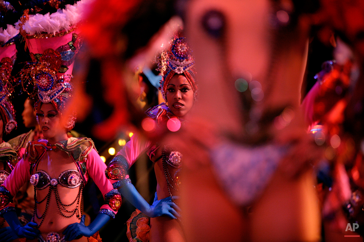  Cabaret dancers perform at a gala celebrating Tropicana nightclub's 70th anniversary in Havana, Monday, Dec. 28, 2009. (AP Photo/Franklin Reyes) 