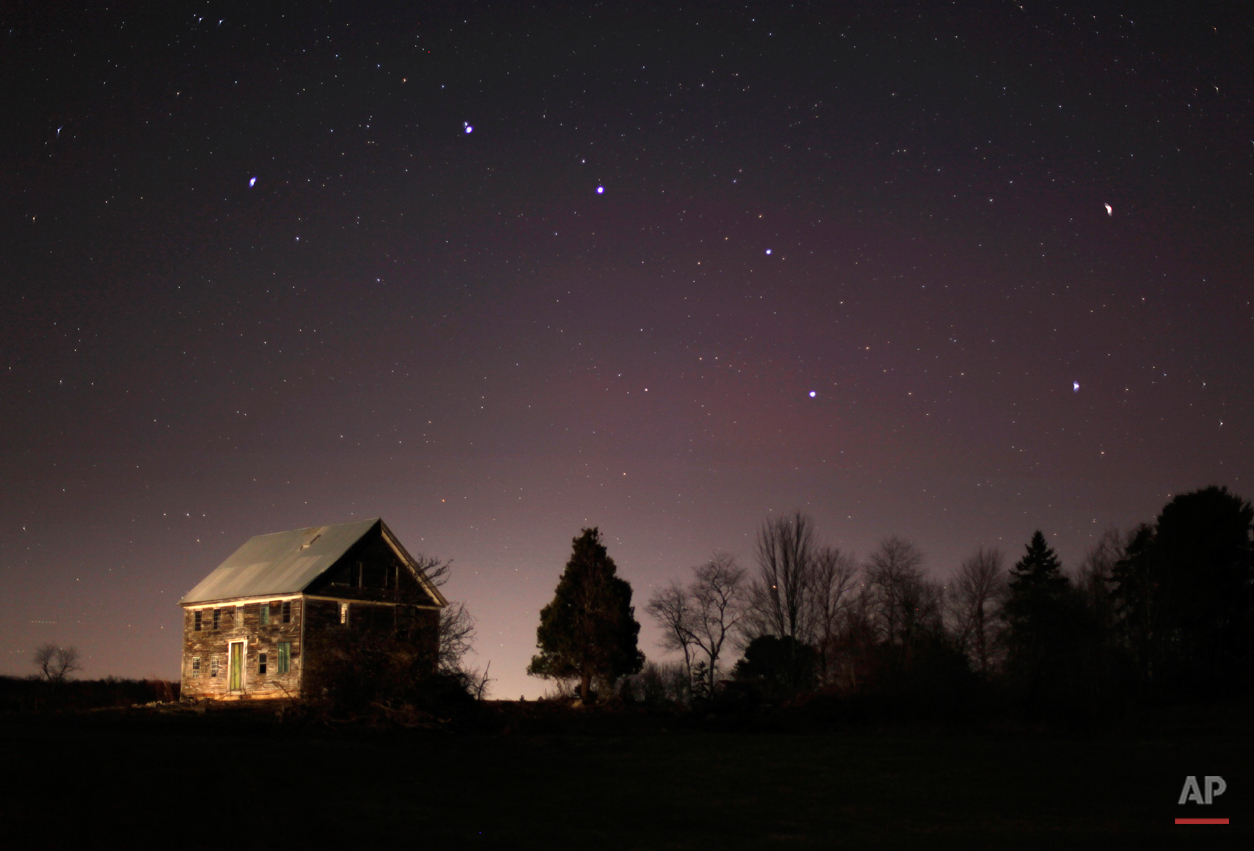  In this Nov. 11, 2010 photo, the big dipper shines in the evening sky over a 212-year-old farm house in Brunswick, Maine. (AP Photo/Robert F. Bukaty) 