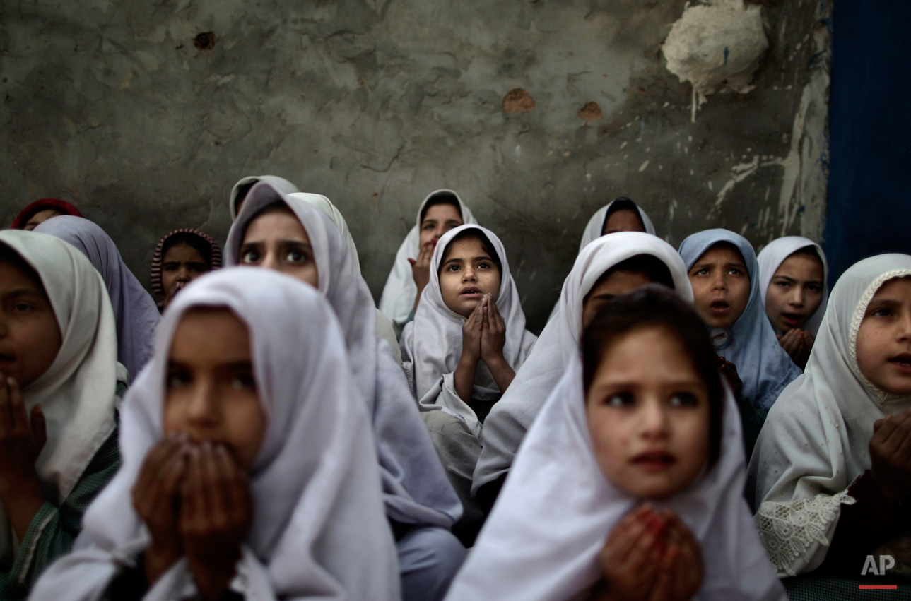 Pakistani schoolgirls, who were displaced with their families from Pakistan's tribal areas due to fighting between militants and the army, chant prayers during a class to pay tribute for five female teachers and two aid workers who were killed by gu