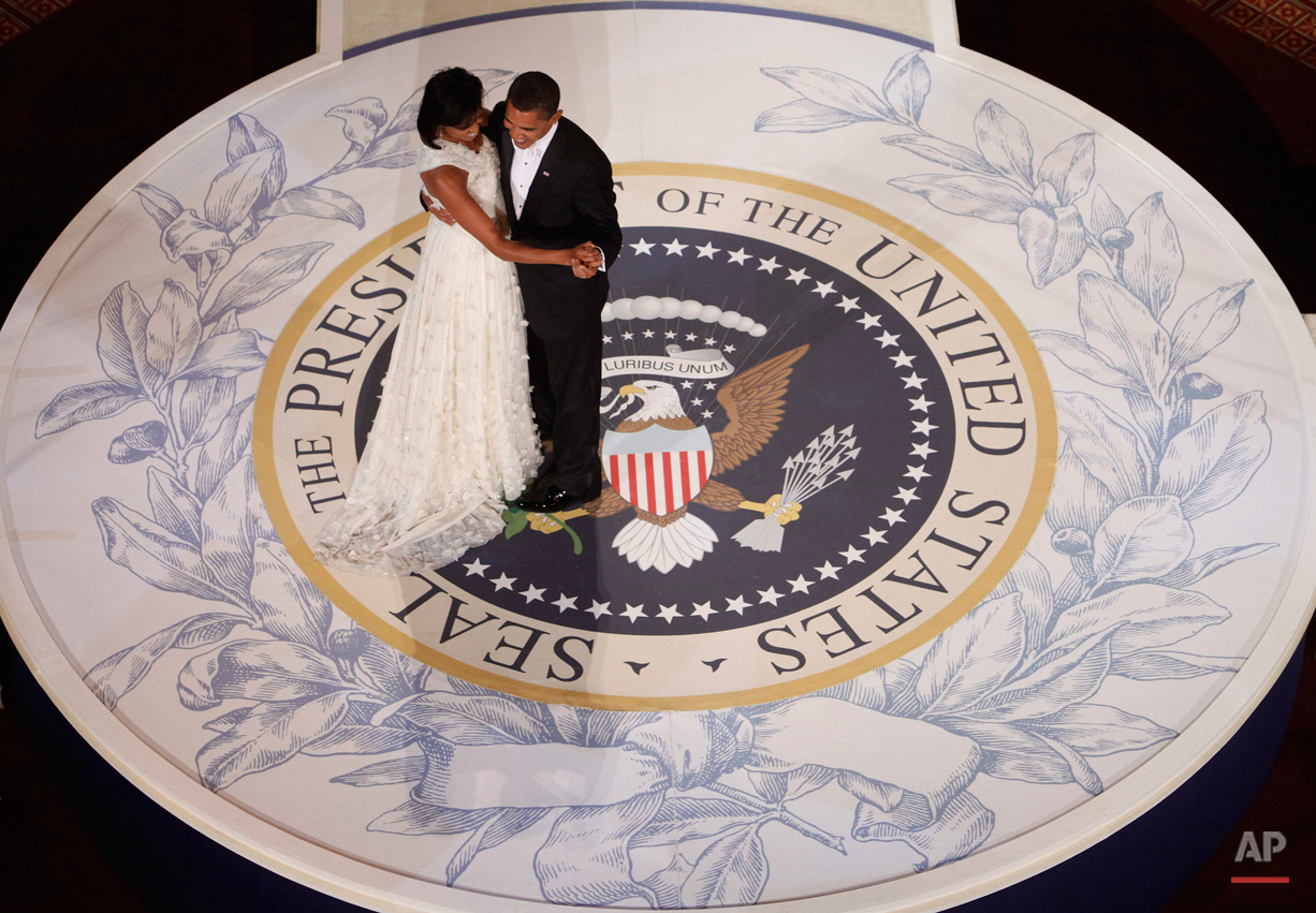  President Barack Obama and first lady Michelle Obama dance at the Commander in Chief Inaugural Ball at the National Building Museum in Washington, Tuesday, Jan. 20, 2009. (AP Photo/Charles Dharapak) 