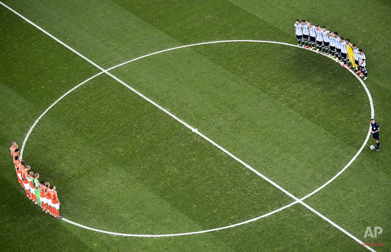  Players from the Netherlands, left, and Argentina, right, observe a minute of silence to honor the death of Argentine soccer legend Alfredo di Stefano prior to their World Cup semifinal soccer match at the Itaquerao Stadium in Sao Paulo, Brazil, Wed