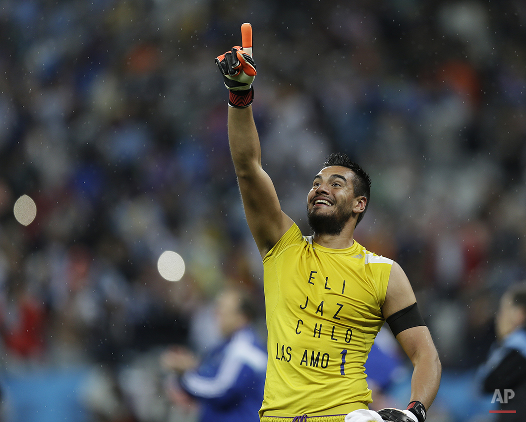  Argentina's goalkeeper Sergio Romero celebrates after Argentina defeated the Netherlands 4-2 in a penalty shootout after a 0-0 tie after extra time to advance to the finals during the World Cup semifinal soccer match between the Netherlands and Arge