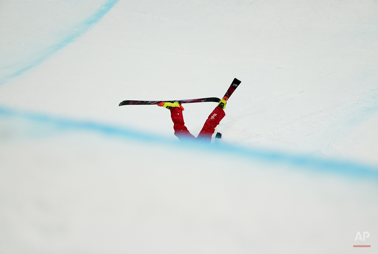Brita Sigourney of the United States falls during women's ski halfpipe final at the Rosa Khutor Extreme Park, at the 2014 Winter Olympics, Thursday, Feb. 20, 2014, in Krasnaya Polyana, Russia. (AP Photo/Andy Wong)