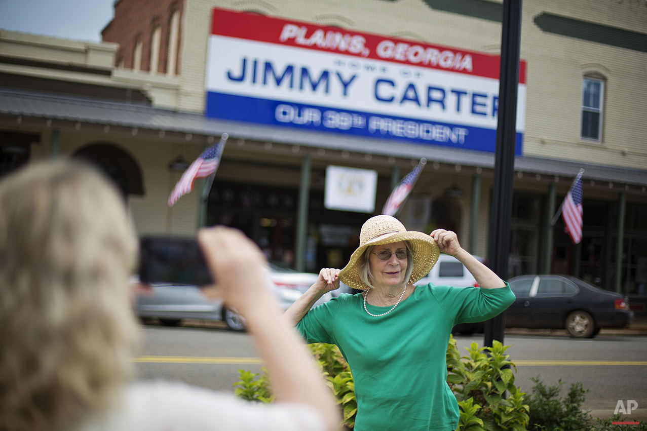  Paula McNeill, right, of Valdosta, Ga., has her photo taken by Melinda Groover, of Birmingham, Ala., as they visit the hometown of former President Jimmy Carter in Plains, Ga., Sunday, Aug. 23, 2015. Carter’s 1976 election to the presidency made Pla