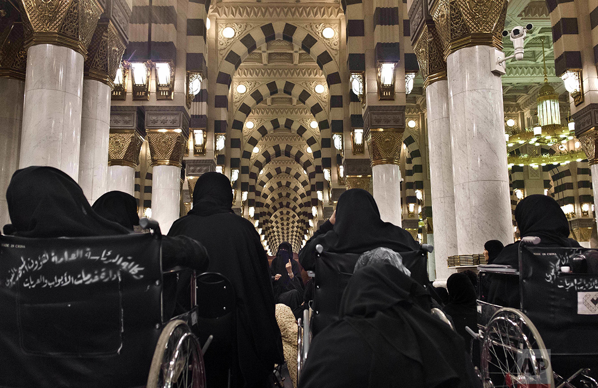 In this Thursday, Sept. 15, 2016 photo, a Saudi woman teaches Islam to women in Al-Masjid an-Nabawi or Prophet Muhammad's Mosque, which situates Muhammad's tomb, in Medina, Saudi Arabia. (AP Photo/Nariman El-Mofty) 