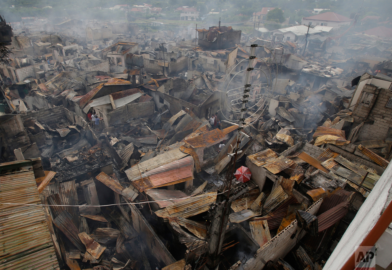  Residents salvage items from smoldering homes after a fire gutted a neighborhood in Las Pinas, south of Manila, Philippines, on Wednesday, Nov. 2, 2016. Las Pinas Fire Marshall Chief Inspector Ramon Capundag said about 800 houses were razed by the f