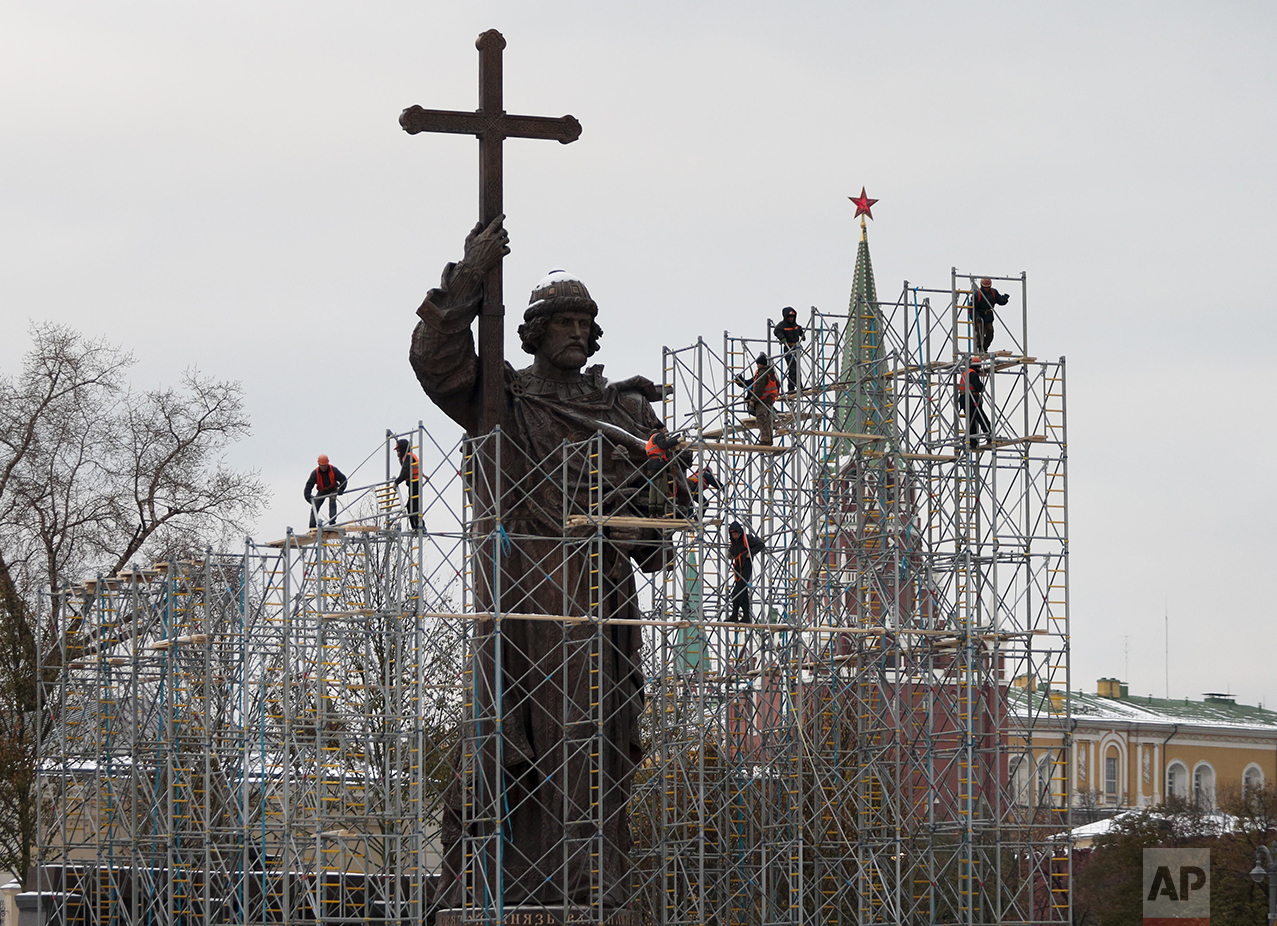  Municipal workers disassemble scaffolding around a monument to Vladimir the Great, who brought Christianity to pagan Kievan Rus in the 10th century, in downtown Moscow, Russia on Tuesday, Nov. 1, 2016. The official opening ceremony was held on Frida
