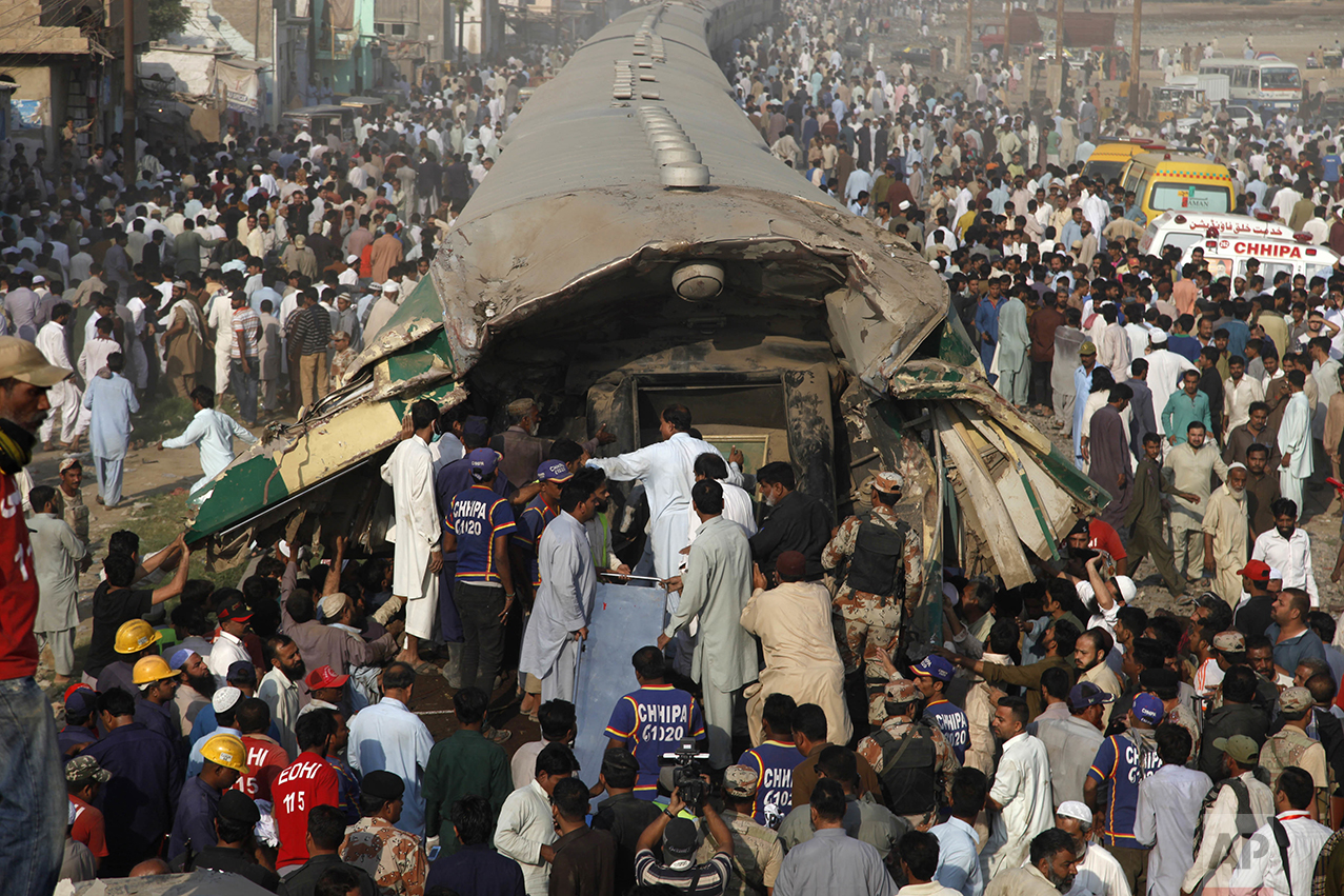  Volunteer rescuers work at the site of a train accident in Karachi, Pakistan, Thursday, Nov. 3, 2016. The passenger train crashed into the back of another in the southern port city Thursday, killing and injuring dozens. (AP Photo/Shakil Adil) 