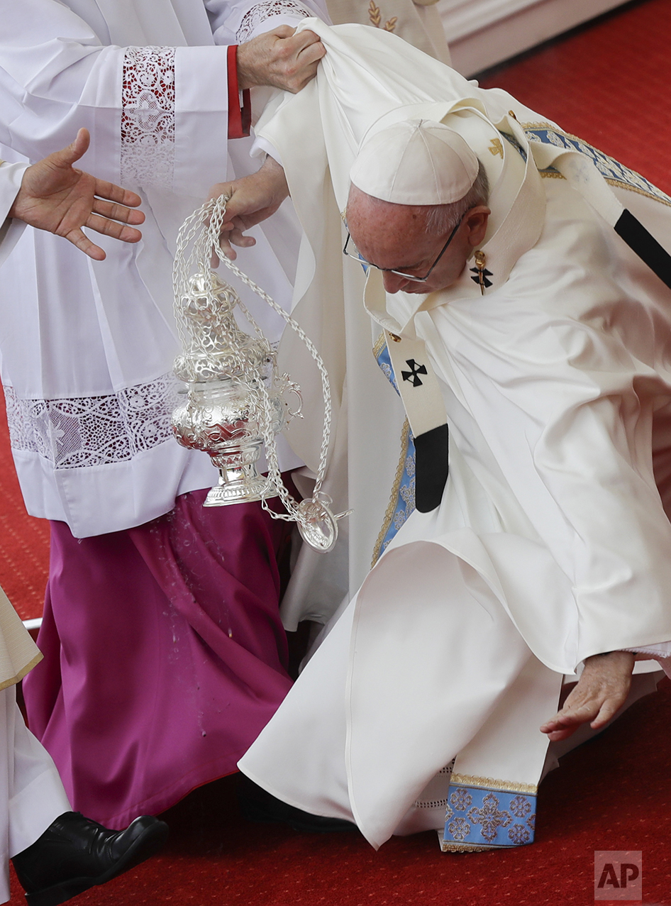  Pope Francis is helped by Vatican Master of Ceremonies, Mons. Guido Marini as he stumbles on the altar while celebrating a mass in Czestochowa, Poland, on July 28, 2016. (AP Photo/Gregorio Borgia) 