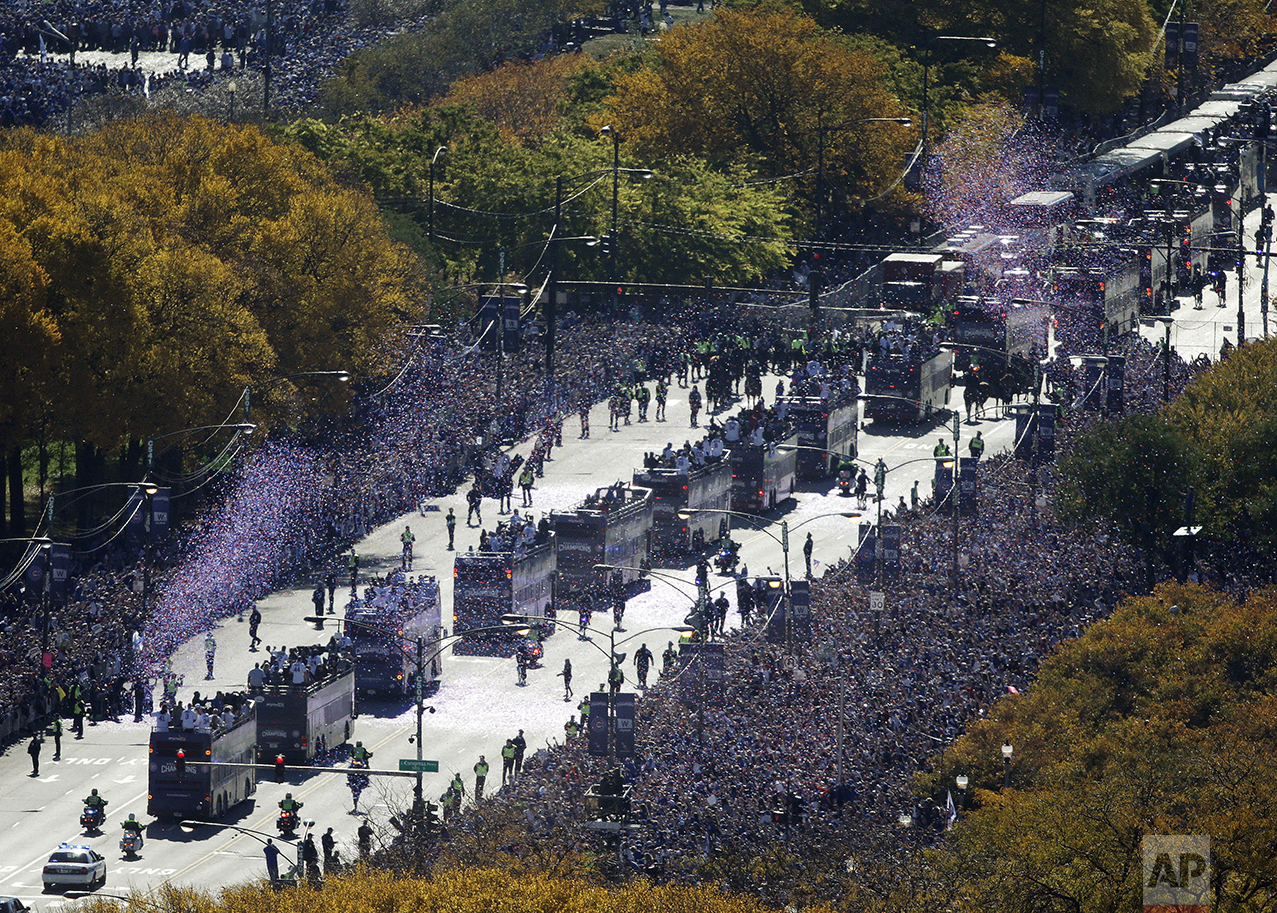  Fans line the route for a parade honoring the World Series champion Chicago Cubs baseball team in Chicago on Nov. 4, 2016. (AP Photo/Kiichiro Sato) 
