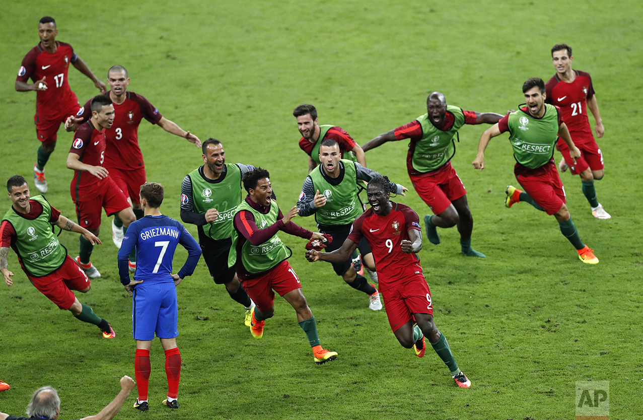  Portugal's Eder, front right, celebrates after scoring the opening goal during the Euro 2016 final soccer match between Portugal and France at the Stade de France in Saint-Denis, north of Paris, on July 10, 2016. (AP Photo/Michael Sohn) 