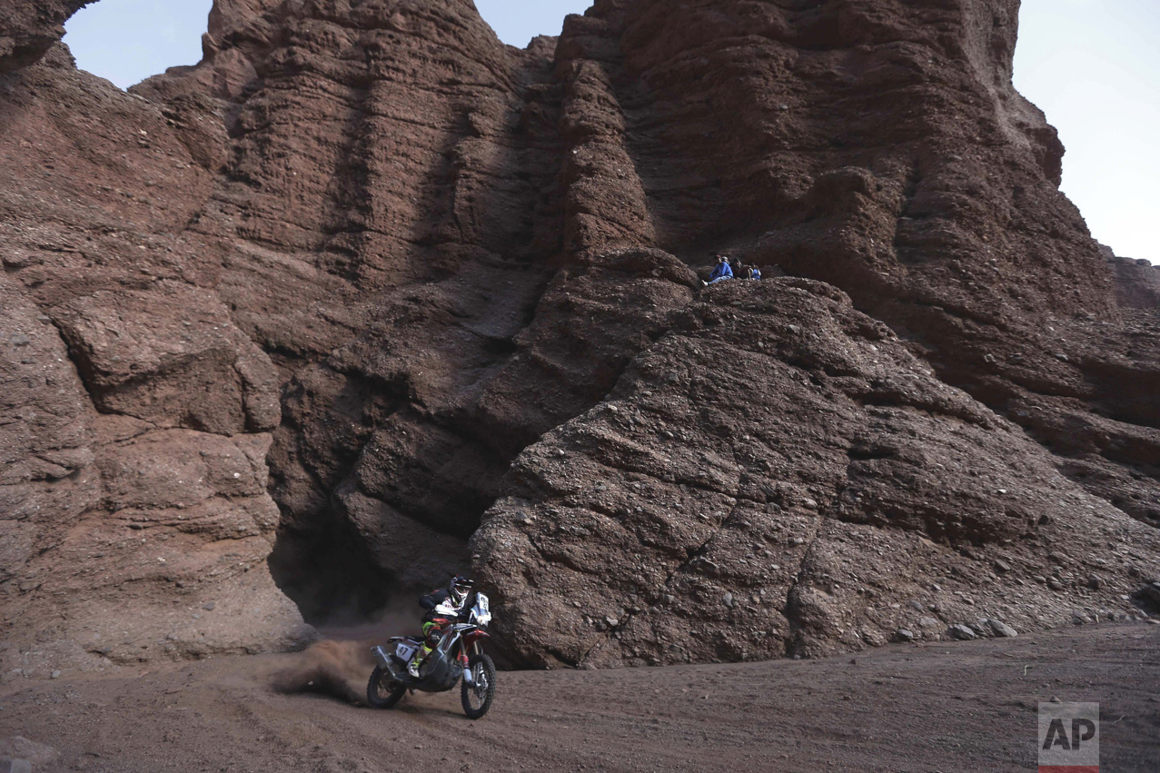  In this Jan. 11, 2016 photo, Honda rider, Argentina's Kevin Benavidez races during the eighth stage of the 2016 Dakar Rally, in Cafayate, Argentina. (AP Photo/Jorge Saenz) 