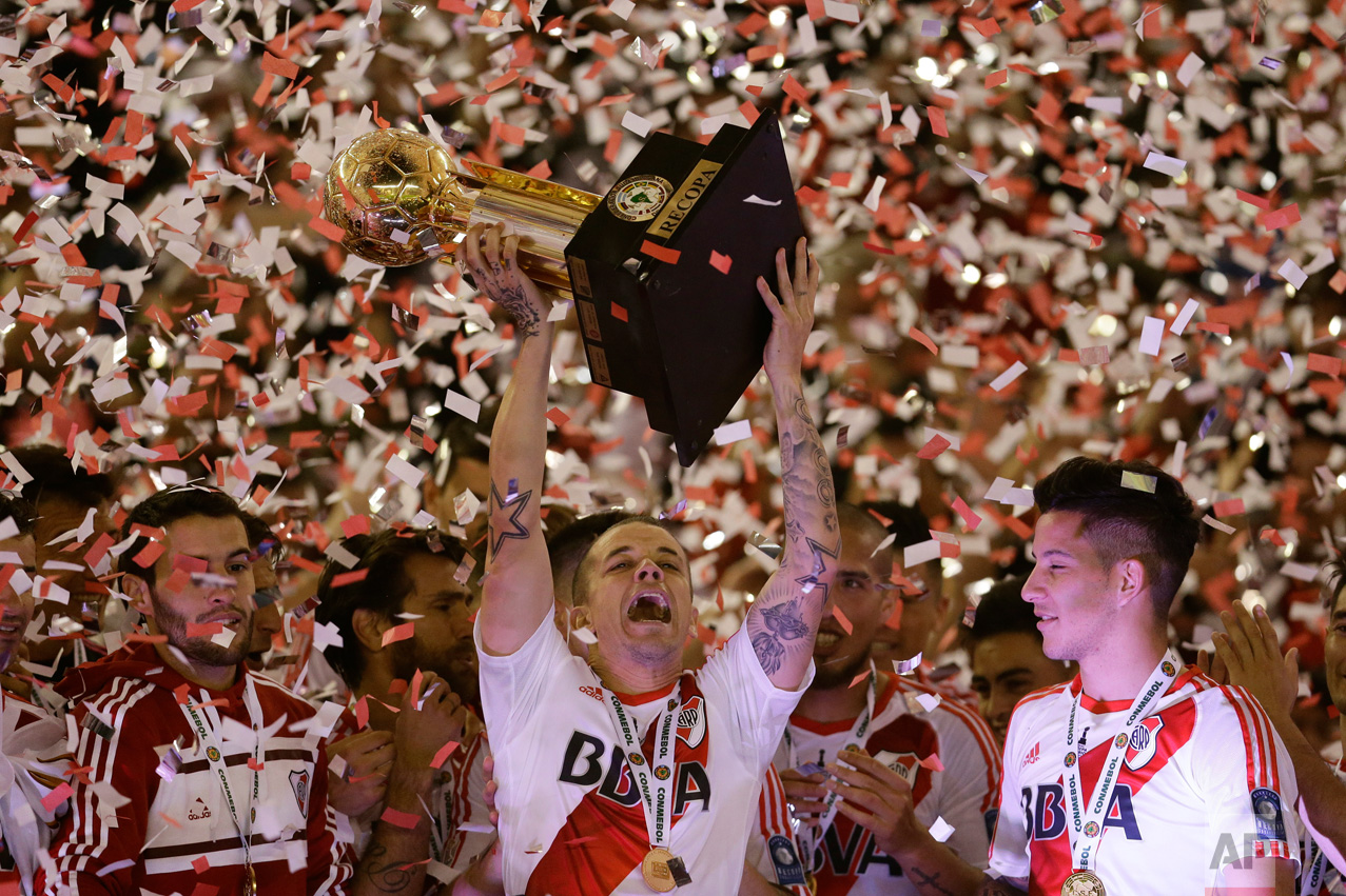  In this Aug. 25, 2016 photo, Andres D'Alessandro of Argentina's River Plate lifts the trophy after winning the Recopa Sudamericana final soccer match against Colombia's Independiente Santa Fe in Buenos Aires, Argentina. (AP Photo/Victor R. Caivano) 