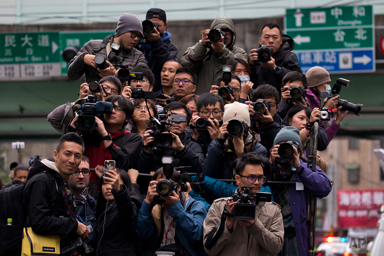  Journalists crowd onto a media truck to follow Tsai Ing-wen, presidential candidate of Taiwan's Democratic Progressive Party, as she campaigns  in Taipei, Taiwan on Wednesday, Jan. 13, 2016. Taiwan held its presidential election on Jan. 16, 2016. (A