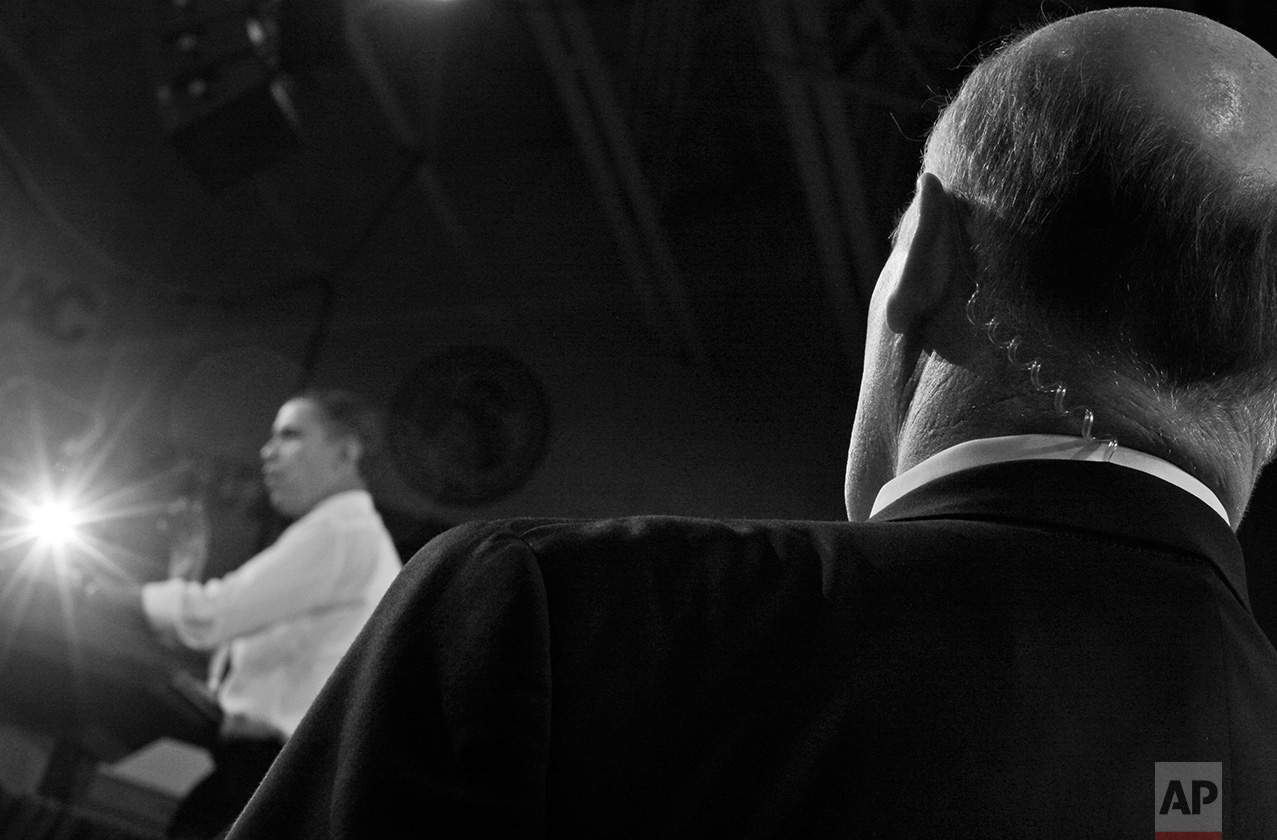 A U.S. Secret Service agent stands watch as President Barack Obama speaks about health care reform, at Arcadia University in Glenside, Pa., Monday, March 8, 2010. (AP Photo/Charles Dharapak)