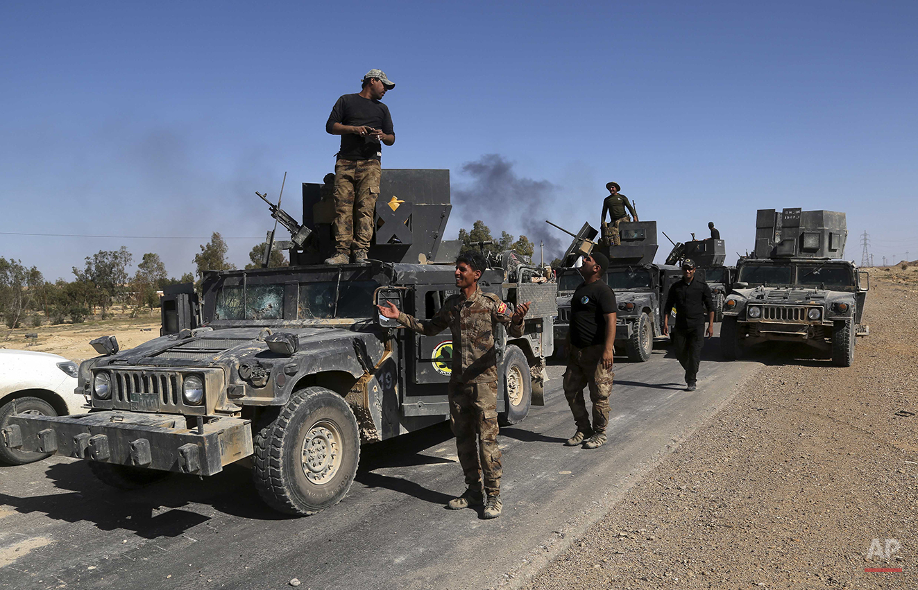 Iraq’s elite counter terrorism forces advance in Hit, 85 miles (140 kilometers) west of Baghdad, Iraq, Monday, April 4, 2016. Iraqi forces say they have entered the western Islamic State group-held town of Hit Monday after an operation to retake it was relaunched last week. (AP Photo/Khalid Mohammed)