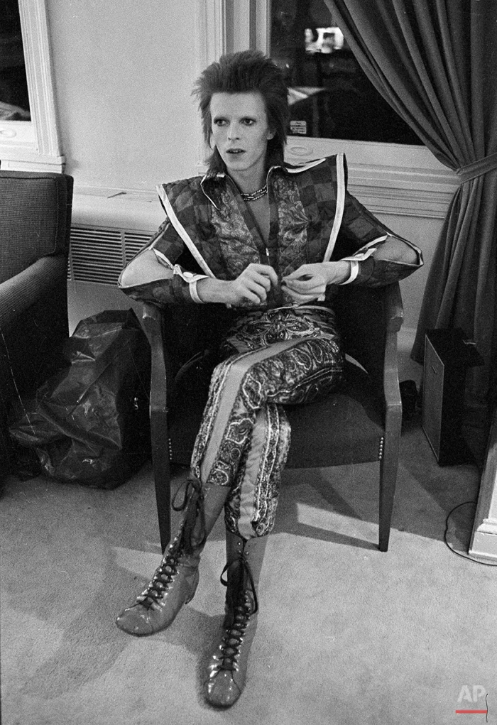 This is a Dec. 1, 1972 photo of David Bowie in his Ziggy Stardust period pictured in Philadelphia. (AP Photo/ Brian Horton)