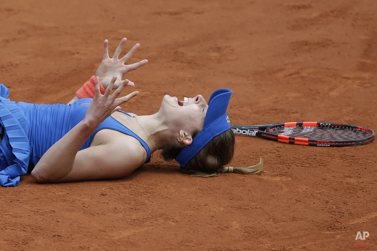  France's Alize Cornet celebrates winning her third round match of the French Open tennis tournament against Croatia's Mirjana Lucic-Baroni in three sets 4-6, 6-3, 7-5, at the Roland Garros stadium, in Paris, France, Friday, May 29, 2015. (AP Photo/T