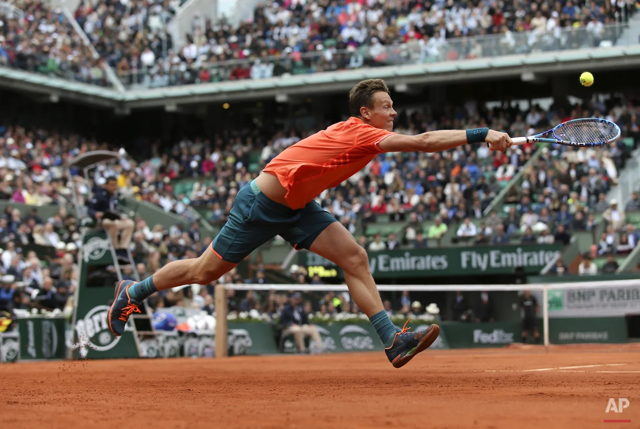  Tomas Berdych of the Czech Republic returns the ball to France's Jo-Wilfried Tsonga during their fourth round match of the French Open tennis tournament at the Roland Garros stadium, Sunday, May 31, 2015 in Paris.  (AP Photo/David Vincent) 
