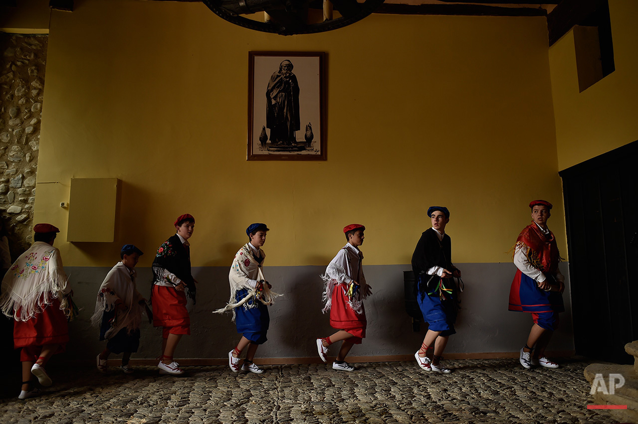  EDS NOTE : SPANISH LAW REQUIRES THAT THE FACES OF MINORS ARE MASKED IN PUBLICATIONS WITHIN SPAIN. Dancers of the ''Bread Procession of the Saint'' take part in a ceremony in honor of Domingo de La Calzada Saint (1019-1109) in Santo Domingo de La Cal